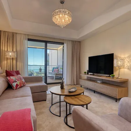 Amazing Frontline With Sea And Mountain Views Appartement *